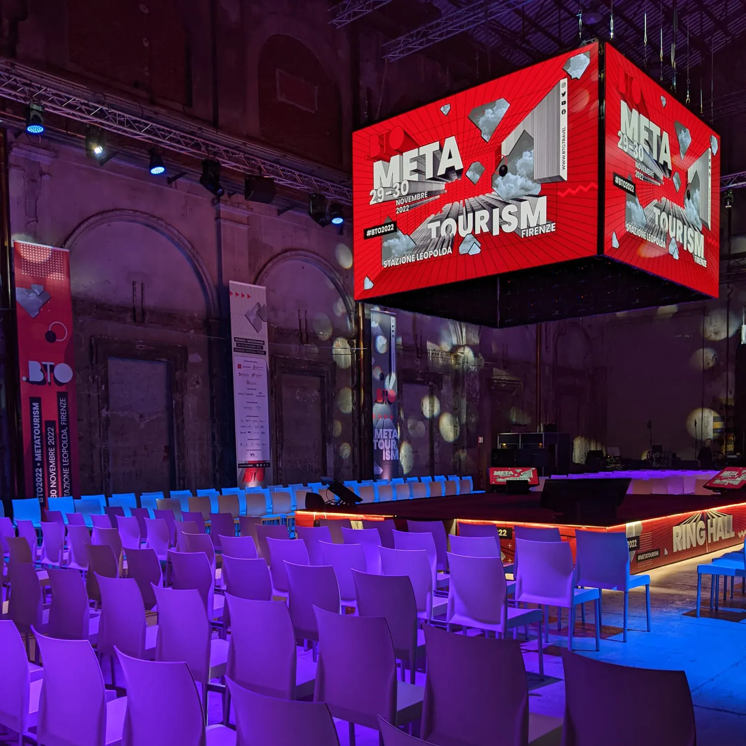Backstage di allestimento di un ledwall cubico sospeso