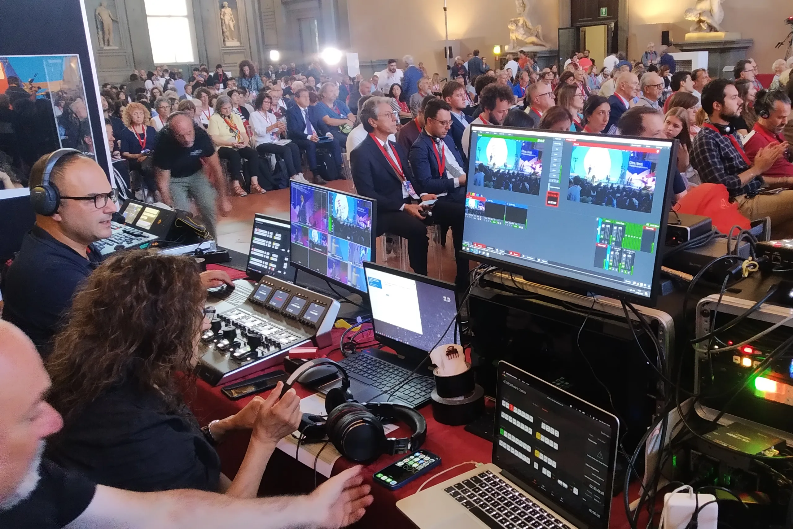 Tecnici al lavoro di una regia multicamera di un grande evento
