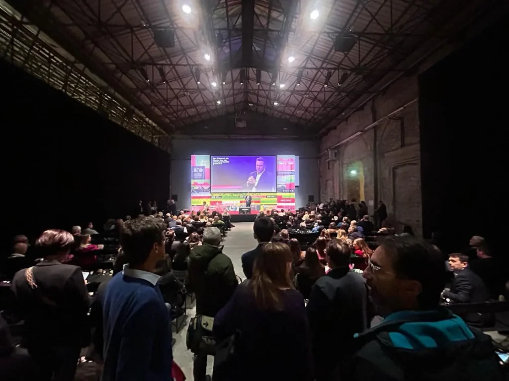 Visuale larga della sala principale di un evento multisala