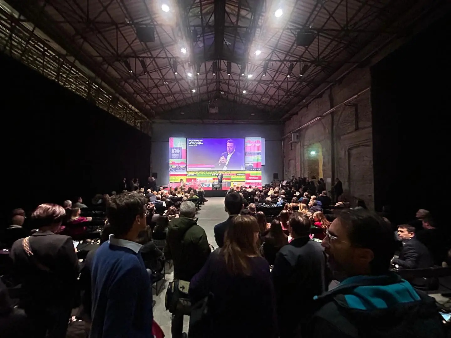 Visuale larga della sala principale di un evento multisala