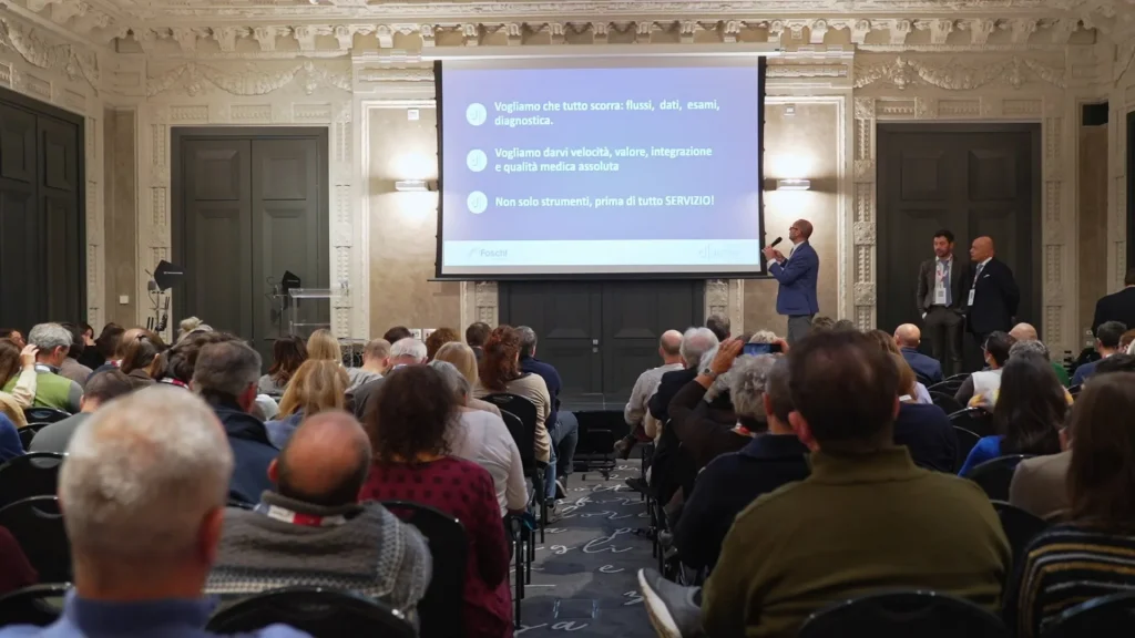 Congresso di veterinaria con visione sul palco, il pubblico e la regia