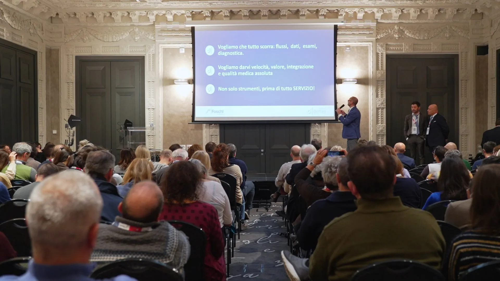 Congresso di veterinaria con visione sul palco, il pubblico e la regia